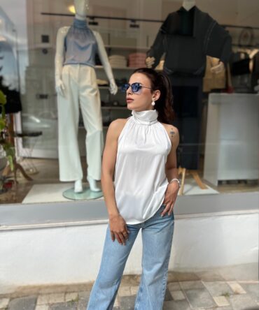 Boğazlı Kolsuz Saten Bluz